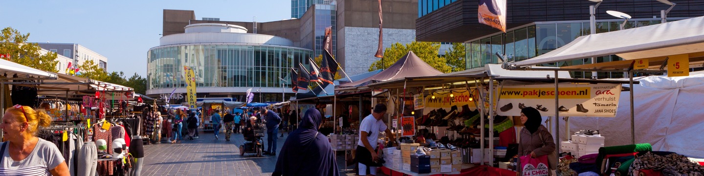 Markt op het Stadhuisplein in Almere