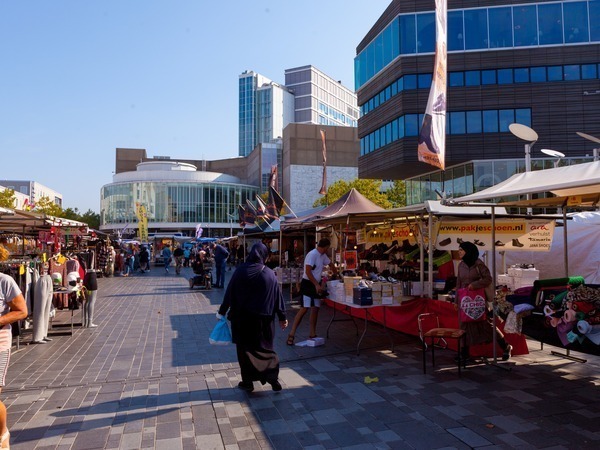 Markt op het Stadhuisplein in Almere